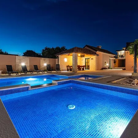 My Dalmatia - Lana With Private Heated Pool And Sauna Casa de Férias